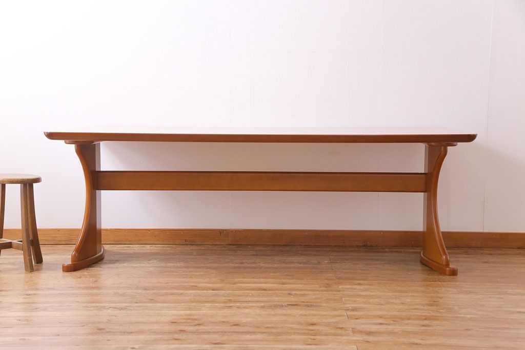 中古　富士ファニチア(FUJI FUNITURE)　カーブの脚が個性的な温もり溢れるダイニングテーブル(6人掛け)