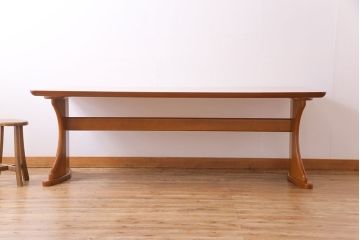 中古　富士ファニチア(FUJI FUNITURE)　カーブの脚が個性的な温もり溢れるダイニングテーブル(6人掛け)