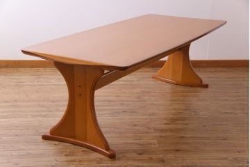 中古　富士ファニチア(FUJI FUNITURE)　カーブの脚が個性的な温もり溢れるダイニングテーブル(6人掛け)