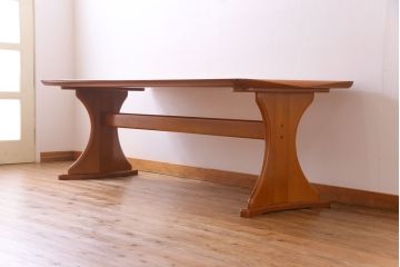 中古　富士ファニチア(FUJI FUNITURE)　カーブの脚が個性的な温もり溢れるダイニングテーブル(6人掛け)