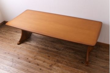 中古　富士ファニチア(FUJI FUNITURE)　カーブの脚が個性的な温もり溢れるダイニングテーブル(6人掛け)