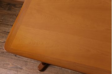 中古　富士ファニチア(FUJI FUNITURE)　カーブの脚が個性的な温もり溢れるダイニングテーブル(6人掛け)