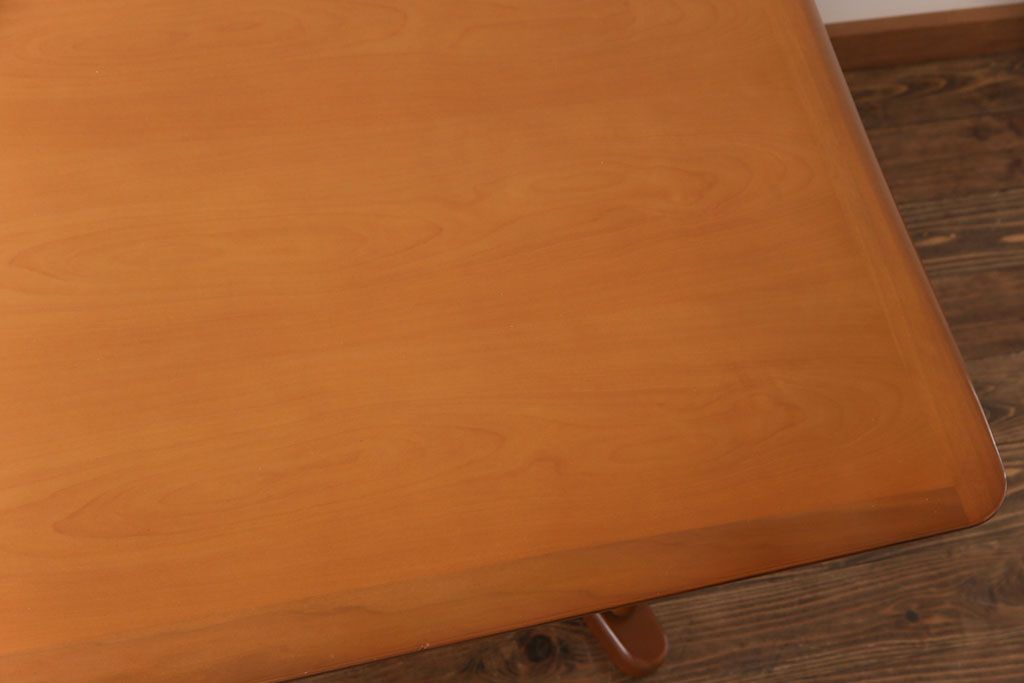 中古　富士ファニチア(FUJI FUNITURE)　カーブの脚が個性的な温もり溢れるダイニングテーブル(6人掛け)