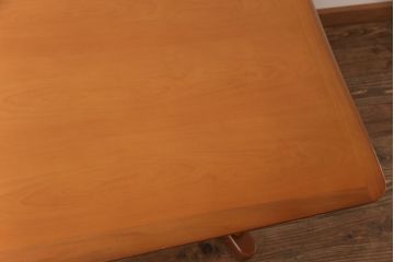 中古　富士ファニチア(FUJI FUNITURE)　カーブの脚が個性的な温もり溢れるダイニングテーブル(6人掛け)