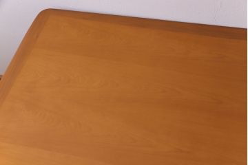 中古　富士ファニチア(FUJI FUNITURE)　カーブの脚が個性的な温もり溢れるダイニングテーブル(6人掛け)