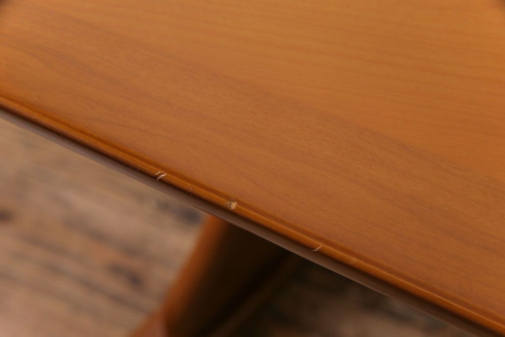 中古　富士ファニチア(FUJI FUNITURE)　カーブの脚が個性的な温もり溢れるダイニングテーブル(6人掛け)