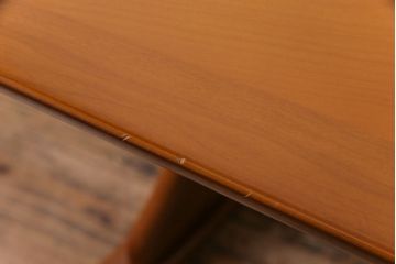 中古　富士ファニチア(FUJI FUNITURE)　カーブの脚が個性的な温もり溢れるダイニングテーブル(6人掛け)