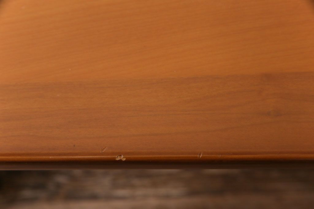 中古　富士ファニチア(FUJI FUNITURE)　カーブの脚が個性的な温もり溢れるダイニングテーブル(6人掛け)