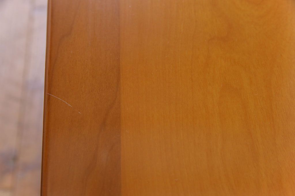 中古　富士ファニチア(FUJI FUNITURE)　カーブの脚が個性的な温もり溢れるダイニングテーブル(6人掛け)