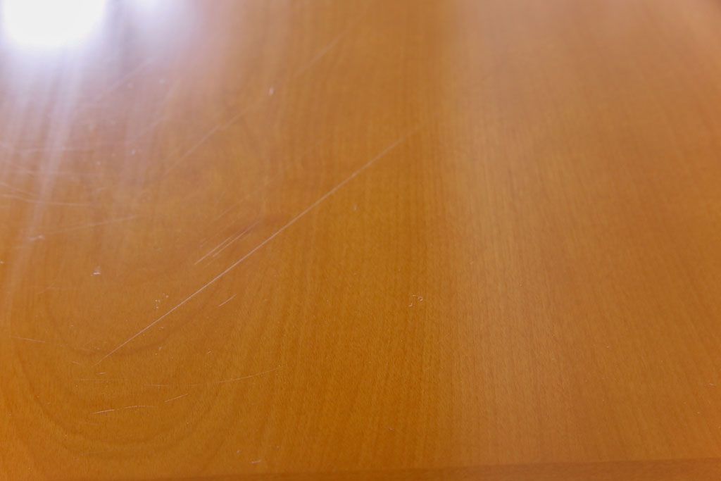 中古　富士ファニチア(FUJI FUNITURE)　カーブの脚が個性的な温もり溢れるダイニングテーブル(6人掛け)