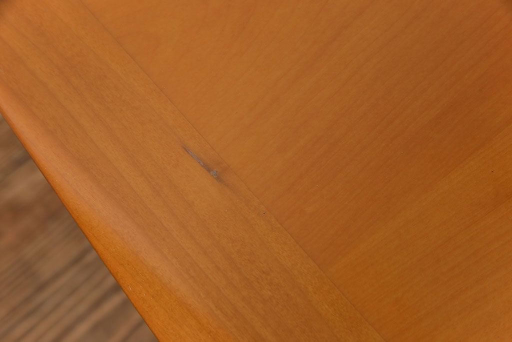 中古　富士ファニチア(FUJI FUNITURE)　カーブの脚が個性的な温もり溢れるダイニングテーブル(6人掛け)