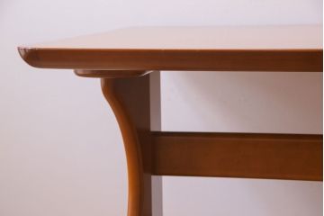 中古　富士ファニチア(FUJI FUNITURE)　カーブの脚が個性的な温もり溢れるダイニングテーブル(6人掛け)