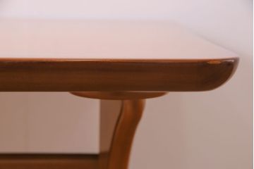 中古　富士ファニチア(FUJI FUNITURE)　カーブの脚が個性的な温もり溢れるダイニングテーブル(6人掛け)