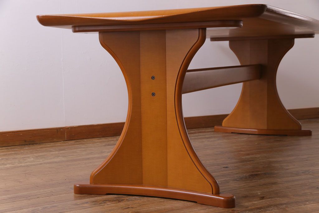 中古　富士ファニチア(FUJI FUNITURE)　カーブの脚が個性的な温もり溢れるダイニングテーブル(6人掛け)