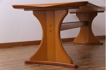 中古　富士ファニチア(FUJI FUNITURE)　カーブの脚が個性的な温もり溢れるダイニングテーブル(6人掛け)