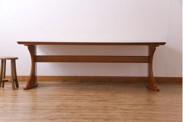 中古　富士ファニチア(FUJI FUNITURE)　カーブの脚が個性的な温もり溢れるダイニングテーブル(6人掛け)