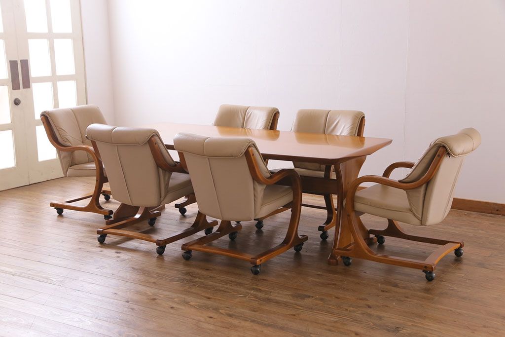 中古　富士ファニチア(FUJI FUNITURE)　カーブの脚が個性的な温もり溢れるダイニングテーブル(6人掛け)