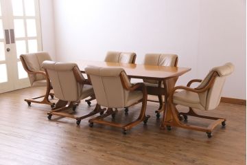 中古　富士ファニチア(FUJI FUNITURE)　カーブの脚が個性的な温もり溢れるダイニングテーブル(6人掛け)