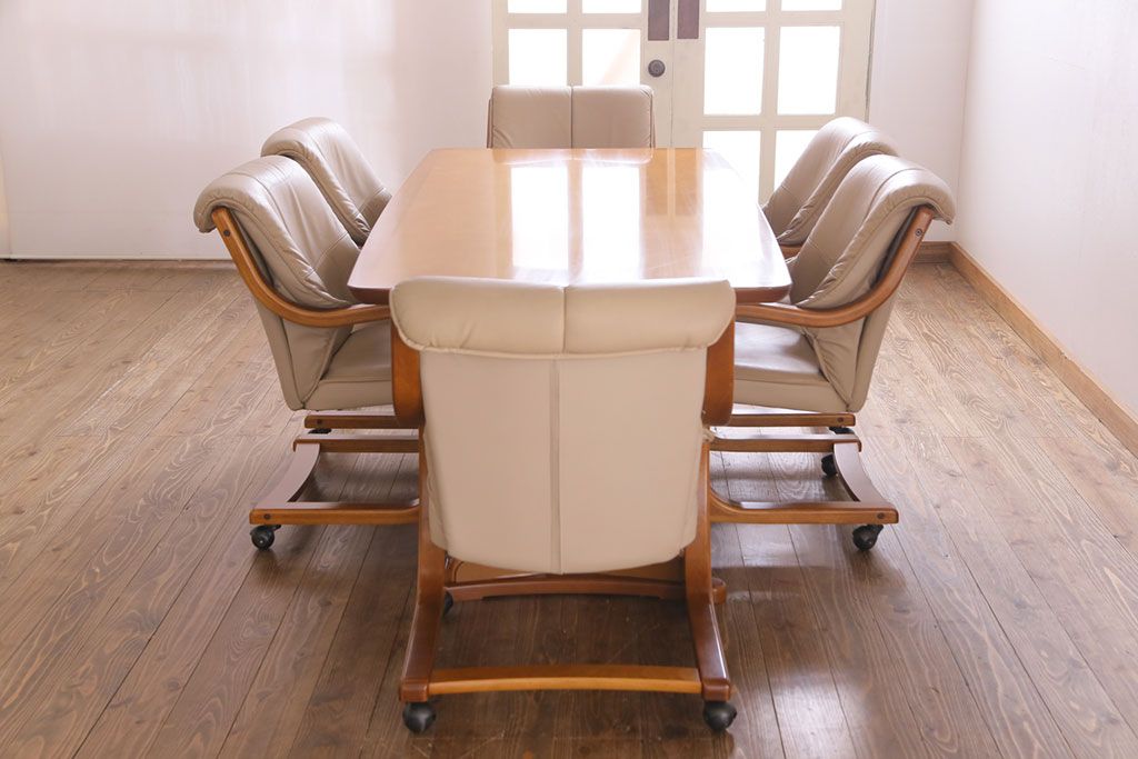 中古　富士ファニチア(FUJI FUNITURE)　カーブの脚が個性的な温もり溢れるダイニングテーブル(6人掛け)