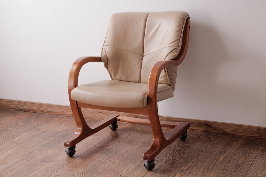 富士ファニチア合皮キャスター付きチェア 富士ファニチャーのキャスター付きレザーアームチェア 天然皮革