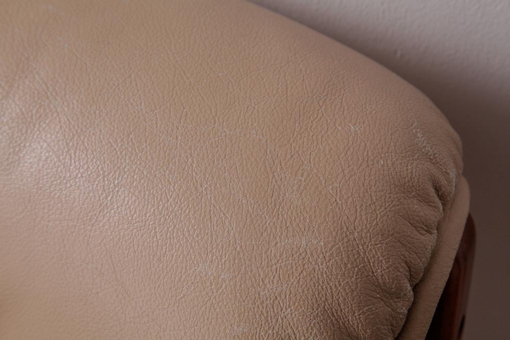 中古　富士ファニチア(FUJI FUNITURE)　個性的なフレームが目を引くキャスター付きダイニングチェア(アームチェア)(1)