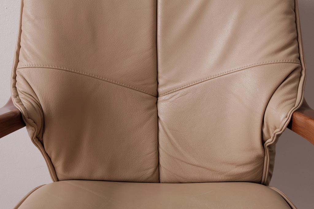 中古　富士ファニチア(FUJI FUNITURE)　個性的なフレームが目を引くキャスター付きダイニングチェア(アームチェア)(1)