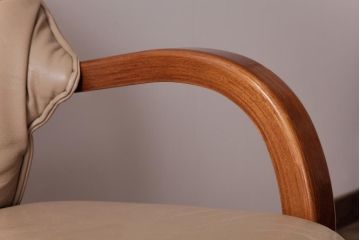 中古　富士ファニチア(FUJI FUNITURE)　個性的なフレームが目を引くキャスター付きダイニングチェア(アームチェア)(1)