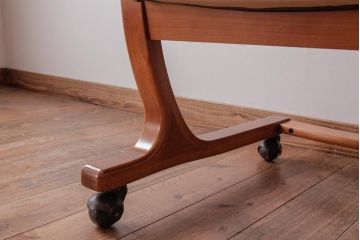 中古　富士ファニチア(FUJI FUNITURE)　個性的なフレームが目を引くキャスター付きダイニングチェア(アームチェア)(1)