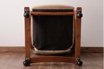 中古　富士ファニチア(FUJI FUNITURE)　個性的なフレームが目を引くキャスター付きダイニングチェア(アームチェア)(1)