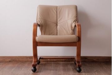 中古　富士ファニチア(FUJI FUNITURE)　キャスター付き　個性的なフレームが目を引くオリジナル座面のダイニングチェア(アームチェア)(1)