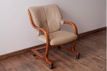 中古　富士ファニチア(FUJI FUNITURE)　キャスター付き　個性的なフレームが目を引くオリジナル座面のダイニングチェア(アームチェア)(1)