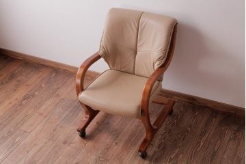 中古　富士ファニチア(FUJI FUNITURE)　キャスター付き　個性的なフレームが目を引くオリジナル座面のダイニングチェア(アームチェア)(1)