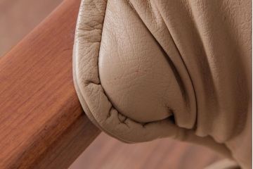 中古　富士ファニチア(FUJI FUNITURE)　キャスター付き　個性的なフレームが目を引くオリジナル座面のダイニングチェア(アームチェア)(1)