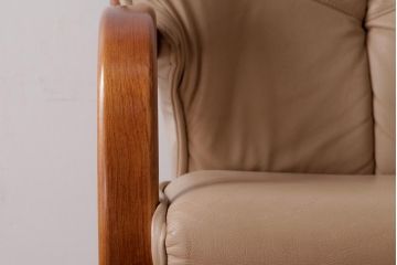 中古　富士ファニチア(FUJI FUNITURE)　キャスター付き　個性的なフレームが目を引くオリジナル座面のダイニングチェア(アームチェア)(1)