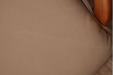 中古　富士ファニチア(FUJI FUNITURE)　キャスター付き　個性的なフレームが目を引くオリジナル座面のダイニングチェア(アームチェア)(1)