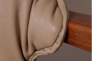 中古　富士ファニチア(FUJI FUNITURE)　キャスター付き　個性的なフレームが目を引くオリジナル座面のダイニングチェア(アームチェア)(1)