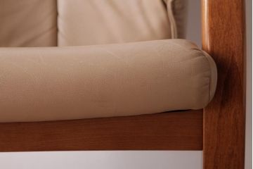 中古　富士ファニチア(FUJI FUNITURE)　キャスター付き　個性的なフレームが目を引くオリジナル座面のダイニングチェア(アームチェア)(1)