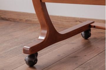 中古　富士ファニチア(FUJI FUNITURE)　キャスター付き　個性的なフレームが目を引くオリジナル座面のダイニングチェア(アームチェア)(1)