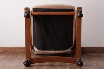 中古　富士ファニチア(FUJI FUNITURE)　キャスター付き　個性的なフレームが目を引くオリジナル座面のダイニングチェア(アームチェア)(1)