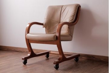 中古　富士ファニチア(FUJI FUNITURE)　キャスター付き　個性的なフレームが目を引くオリジナル座面のダイニングチェア(アームチェア)(2)