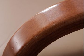 中古　富士ファニチア(FUJI FUNITURE)　キャスター付き　個性的なフレームが目を引くオリジナル座面のダイニングチェア(アームチェア)(2)