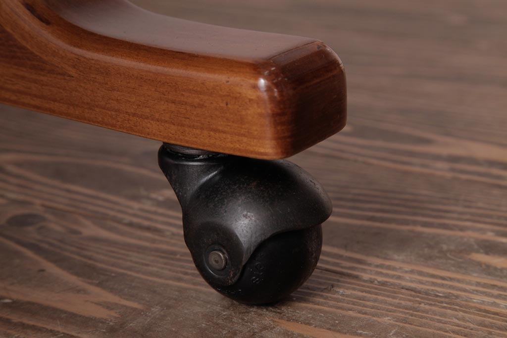 中古　富士ファニチア(FUJI FUNITURE)　キャスター付き　個性的なフレームが目を引くオリジナル座面のダイニングチェア(アームチェア)(2)