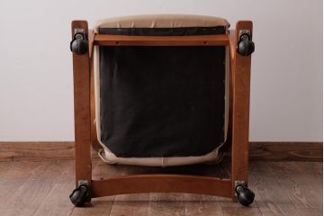 中古　富士ファニチア(FUJI FUNITURE)　キャスター付き　個性的なフレームが目を引くオリジナル座面のダイニングチェア(アームチェア)(2)