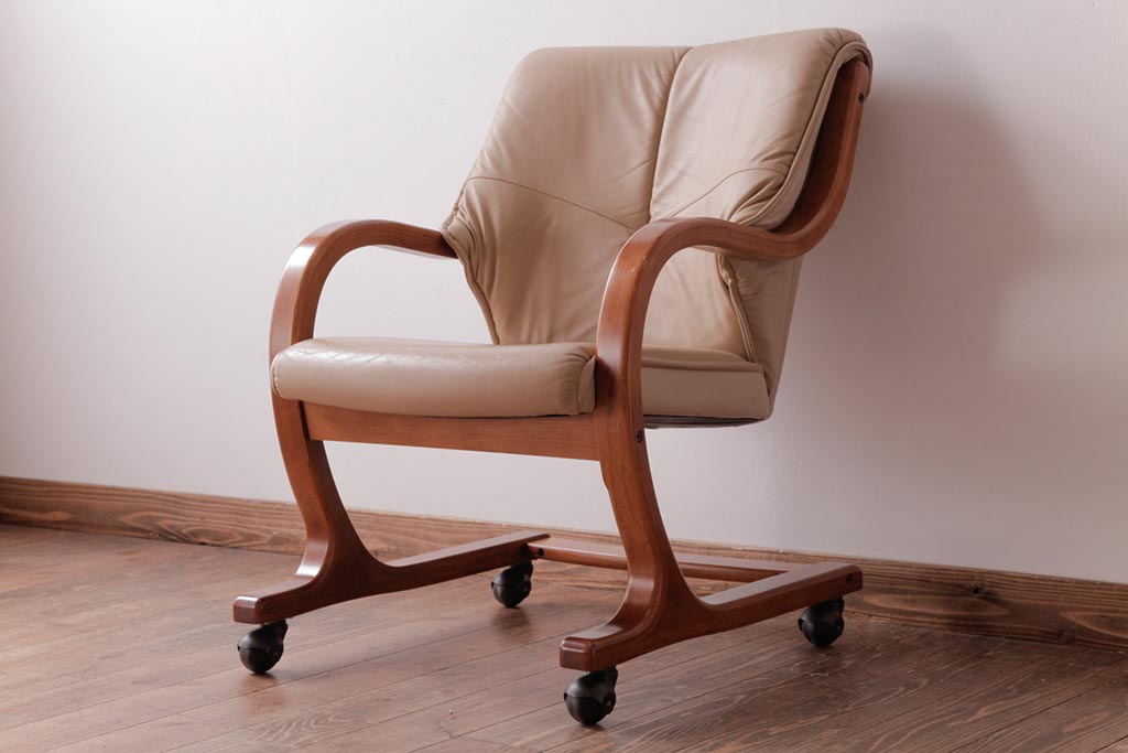 中古　富士ファニチア(FUJI FUNITURE)　キャスター付き　個性的なフレームが目を引くオリジナル座面のダイニングチェア(アームチェア)(3)