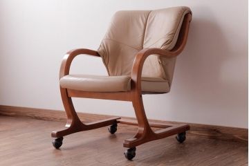 中古　富士ファニチア(FUJI FUNITURE)　キャスター付き　個性的なフレームが目を引くオリジナル座面のダイニングチェア(アームチェア)(3)