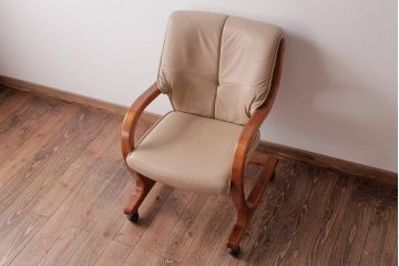 中古　富士ファニチア(FUJI FUNITURE)　キャスター付き　個性的なフレームが目を引くオリジナル座面のダイニングチェア(アームチェア)(3)