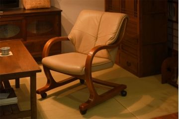中古　富士ファニチア(FUJI FUNITURE)　キャスター付き　個性的なフレームが目を引くオリジナル座面のダイニングチェア(アームチェア)