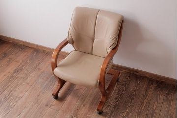 中古　富士ファニチア(FUJI FUNITURE)　キャスター付き　個性的なフレームが目を引くオリジナル座面のダイニングチェア(アームチェア)