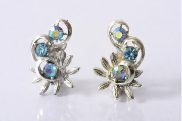 アンティーク雑貨　アメリカビンテージ　BSK 爽やかな青が目を引くシルバーメタルのイヤリング(アクセサリー)