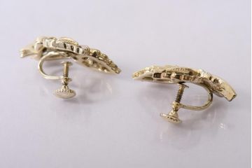 アンティーク雑貨　アメリカビンテージ　Coro(コロ)　リーフモチーフがユニークなイヤリング(アクセサリー)